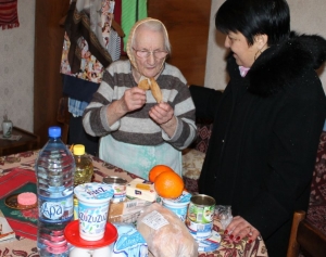 Noua familii de la periferia Ploiestiului au primit alimente de la Primarie