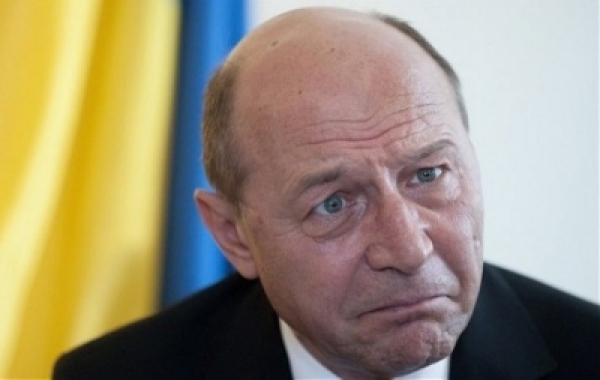 Traian Basescu, luat prin surprindere de sotie: A PLANS in locul lui!
