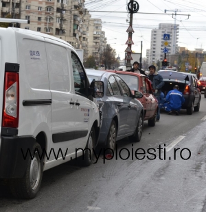 O masina Distrigaz a provocat azi un accident in lant - VEZI FOTO