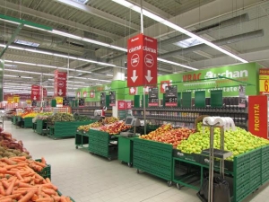 Viscolul a lasat Auchan Ploiesti fara multi clienti in ziua deschiderii - FOTO
