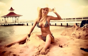 Andreea Balan se distreaza pe plaja in CARAIBE - vezi foto