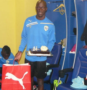 Si-a facut ziua in vestiarul FC Petrolul, si-a primit un tort si un cadou de la Puma.