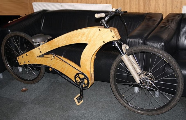 Un ploiestean construieste biciclete din lemn. Vezi cum le face