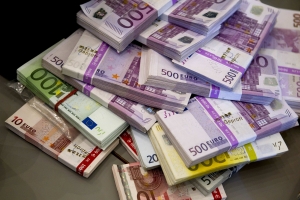 Perchezitii la un grup infracţional care a furat bugetul cu 600.000 de euro