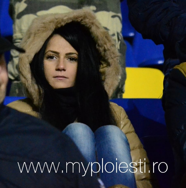 Fetele care tin cu Petrolul - GALERIE FOTO nr.4