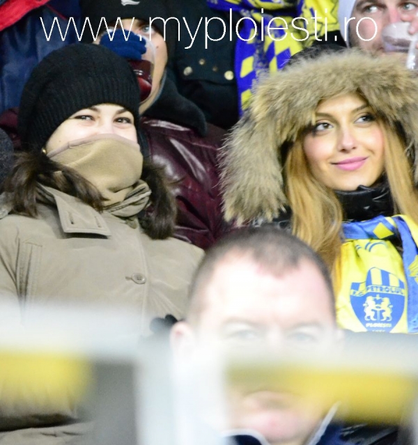 Fetele care tin cu Petrolul - GALERIE FOTO nr.10