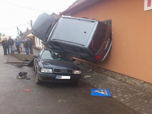 Cel mai spectaculos accident din Romania in 2014 - VEZI FOTO