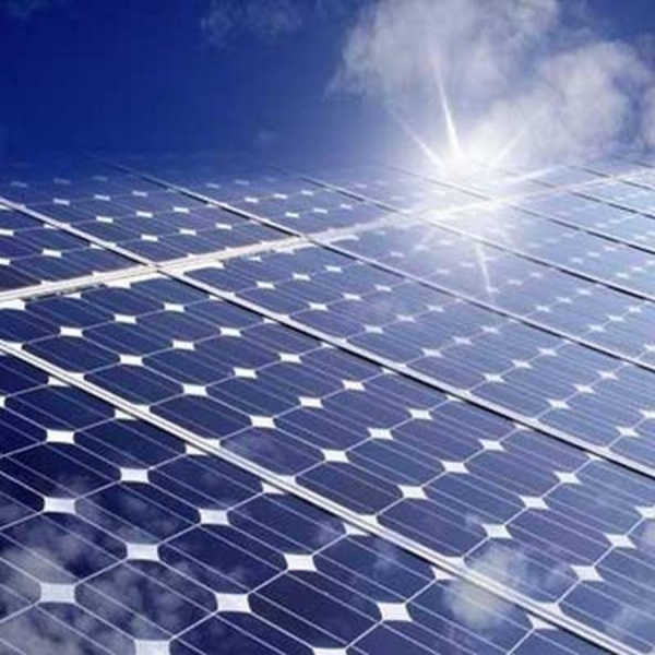 Lukoil ar putea construi parcuri fotovoltaice pe terenuri ale rafinăriei din Ploieşti.