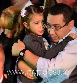 Victor Ponta cu fetita, la meciul Asesoft