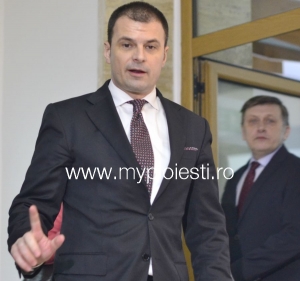 Contractele pentru care DNA a cerut arestarea lui Mircea Cosma sunt semnate de seful PNL Prahova, Mircea Roşca