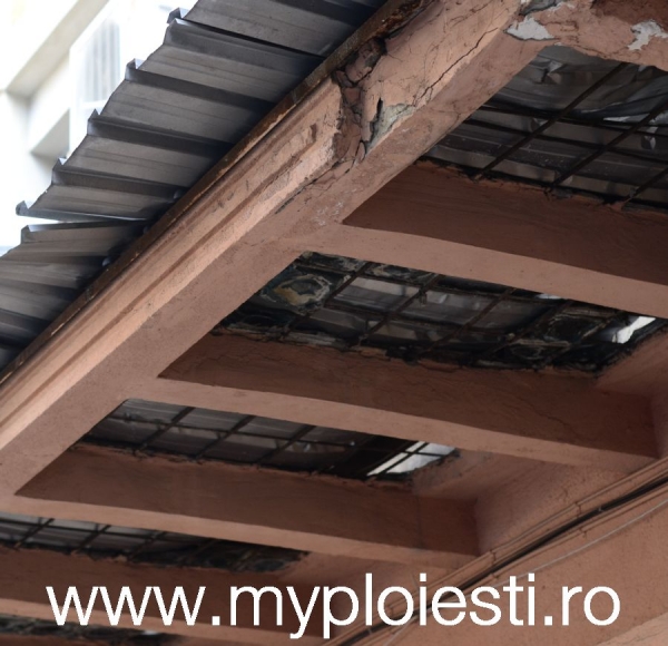 CONCURS Cum se repara un acoperis, in centrul Ploiestiului. Ai idee unde poti vedea asta?