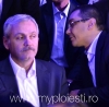 Victor Ponta uitandu-se, probabil, in urechea lui Liviu Dragnea